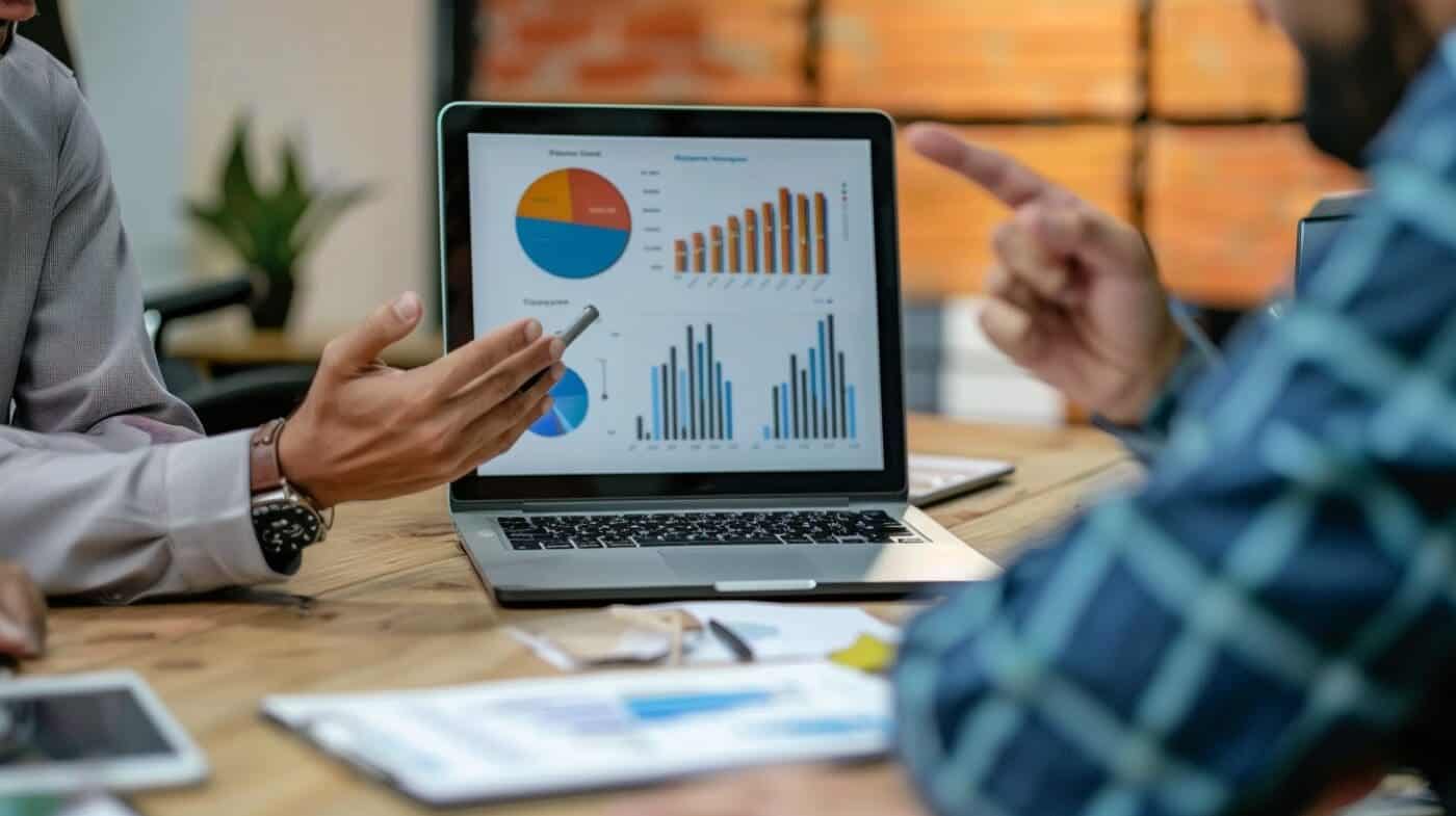 rynite show business owner talking with client while showcasing bd9c19b9 c9b9 4252 b49c 15a04eb140b1